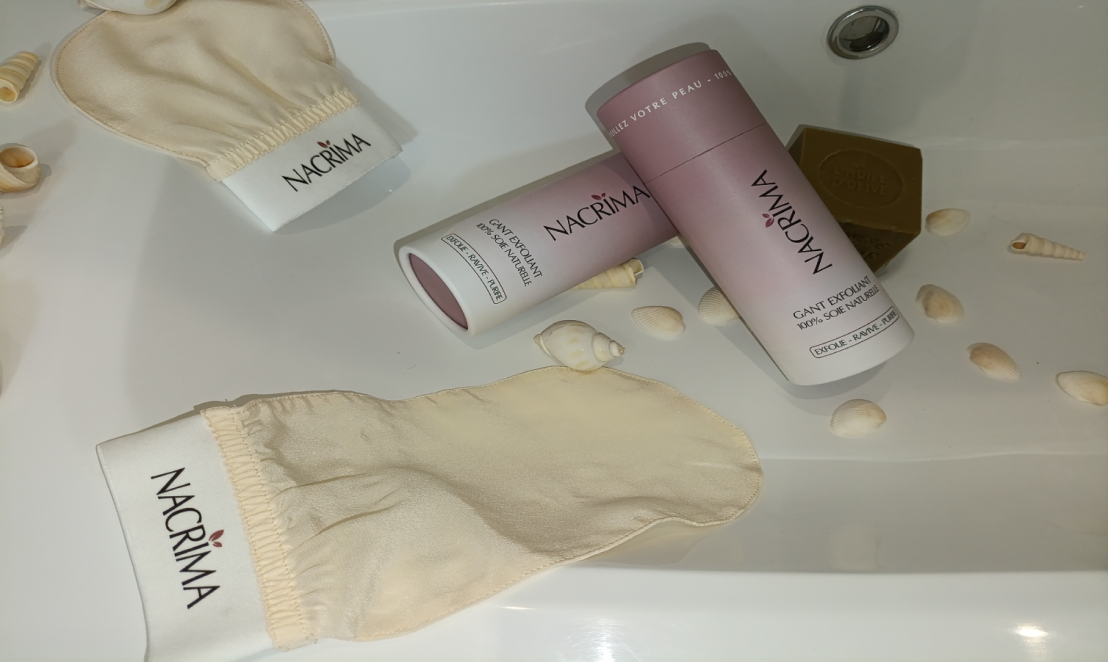 Gant exfoliant en soie : le secret ancestral pour une peau douce et éclatante ✨